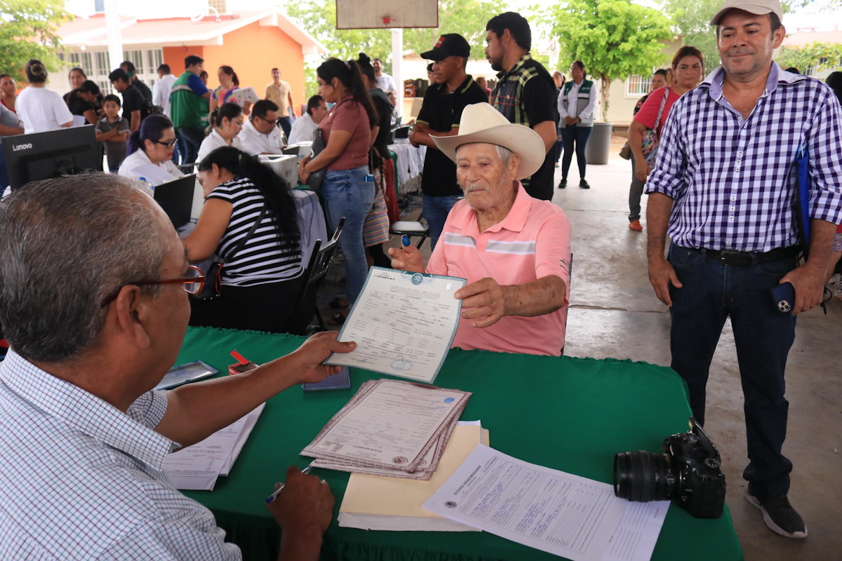 ¡Todas gratis! Cerca de 400 actas de registro civil entregan DIF Bienestar y Renapo en Culiacán