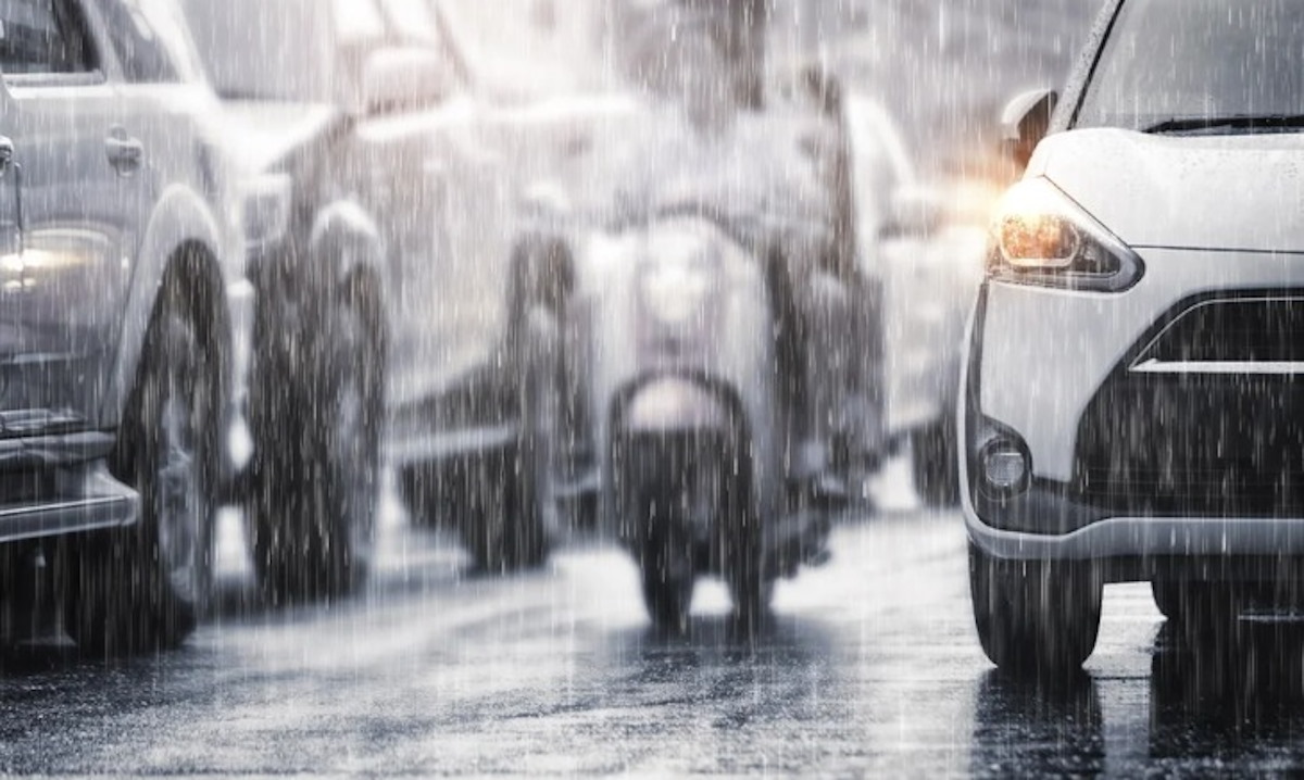 Esto debes checar para saber si tu seguro del auto cubre daños por lluvias y huracanes