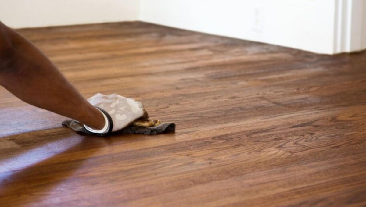 ¡Olvídate de los rayones! Así de sencillo puedes dejar tus pisos de madera como nuevos