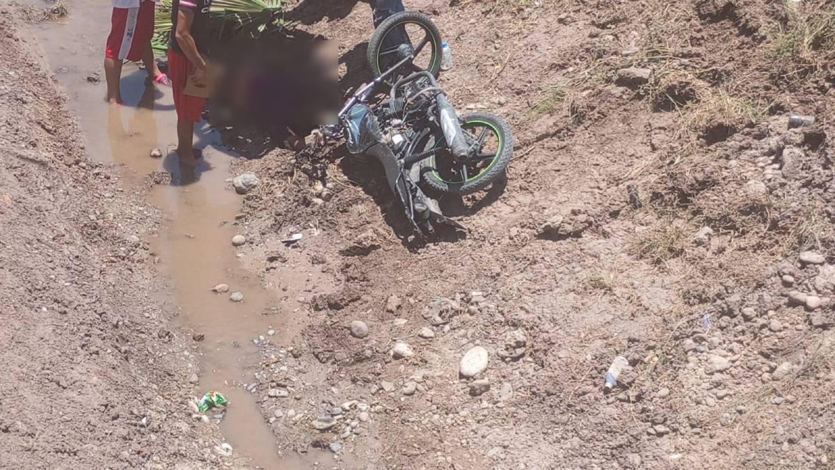 Con fractura de pierna y en el interior de un canal terminó un motociclista al chocar en Guasave