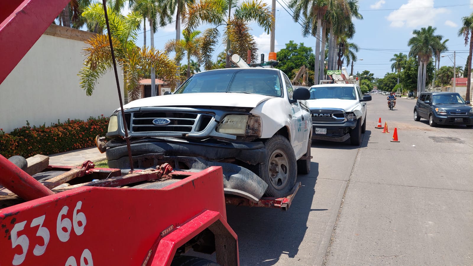 Conductor de una vagoneta se impacta contra camioneta de la CFE en Los Mochis