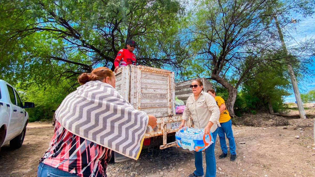 DIF El Fuerte entrega despensas y agua embotellada a comunidades vulnerables