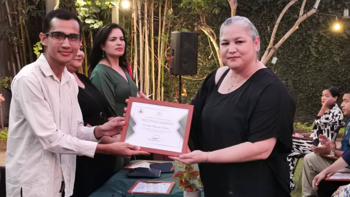 Dalia Martínez, periodista de Los Noticieristas recibe Medalla a la trayectoria