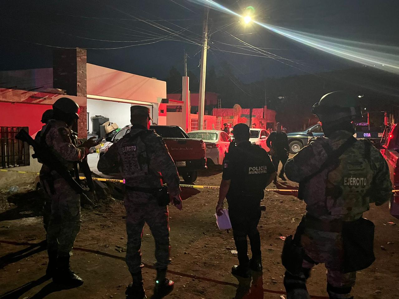 Ejecutan a balazos a dos hombres en la cochera de una casa en Culiacán; hay dos mujeres y un niño heridos