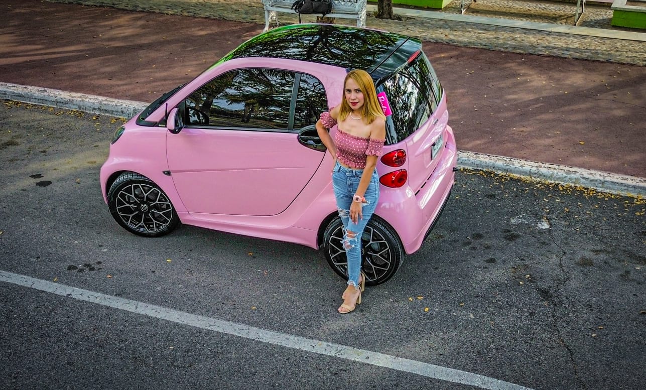 ¿Ya conoces a “El Beiby de Culiacán”? El carrito rosa que roba miradas en las calles y en TikTok 🎀