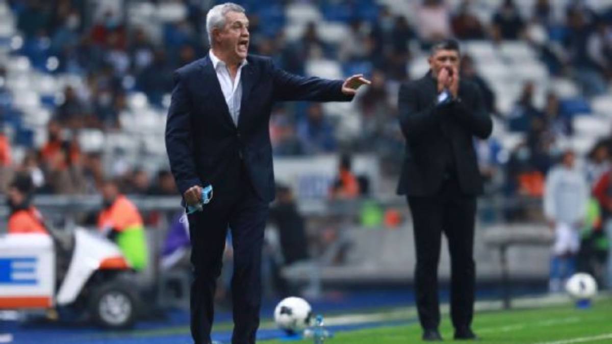 Jared Borgetti pone a Guillermo Almada por encima de Javier Aguirre