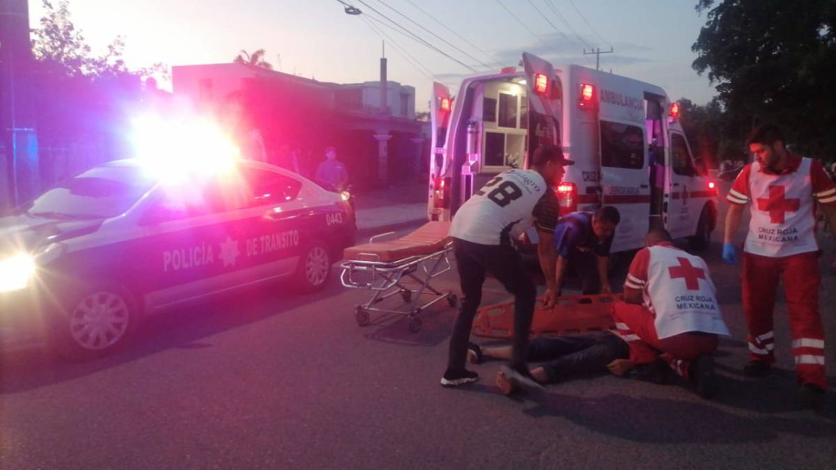 Motociclista resulta herido al ser arrollado por una vagoneta en Guasave