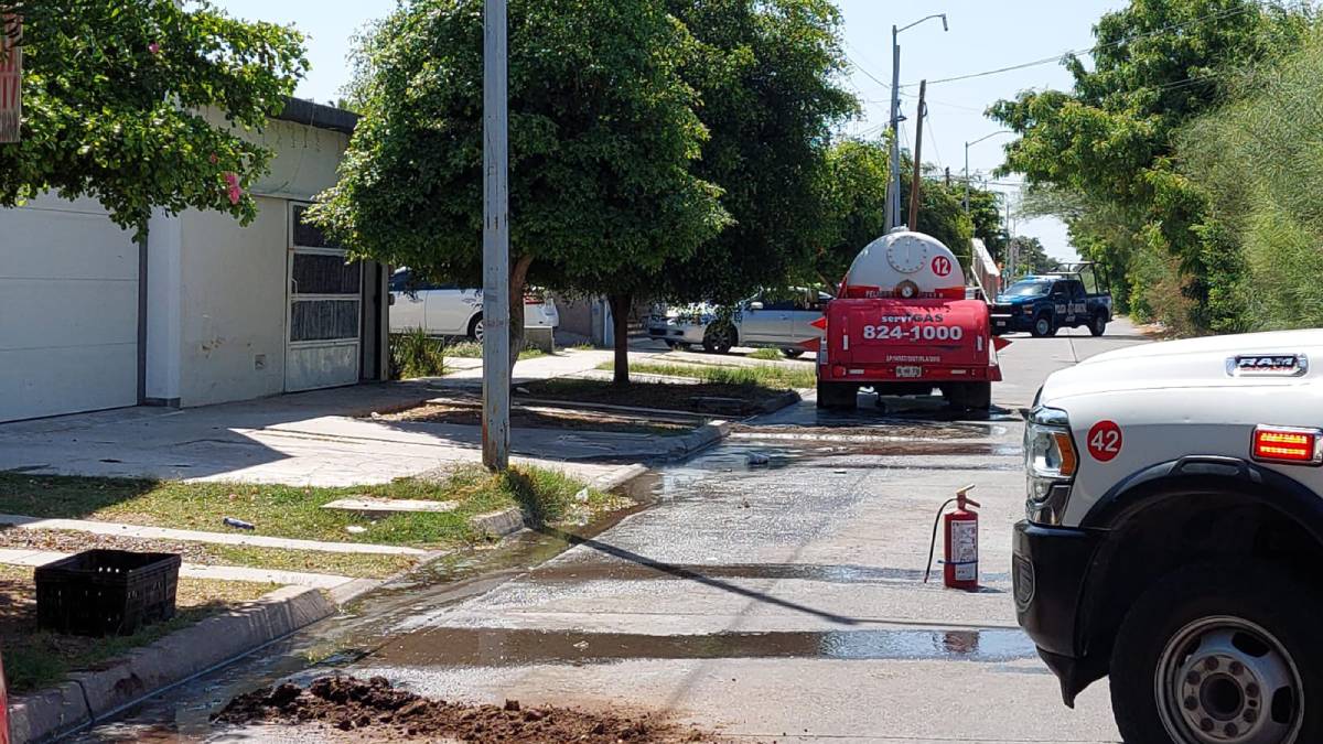 Pipa cargada con gas se incendia y moviliza los cuerpos de auxilio de Los Mochis