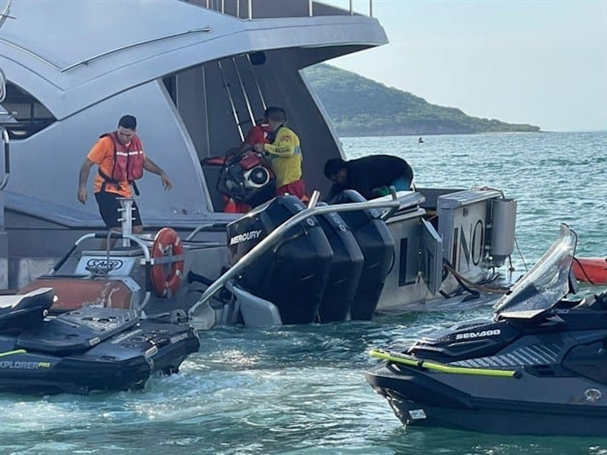 Rescatan a turistas en yate que estaba a punto de hundirse en playas de Mazatlán