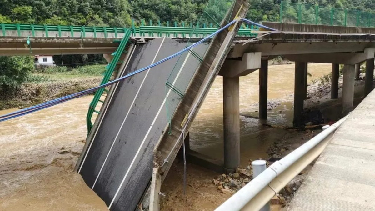 China | Por lluvias colapsa puente, hay 20 personas muertas y decenas de desaparecidos
