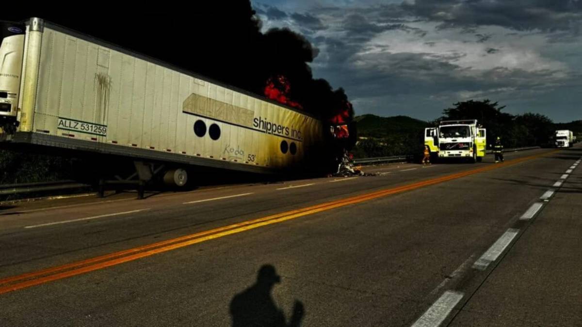 Se incendia caja de tráiler en la autopista Tepic-Mazatlán, cerca de Escuinapa