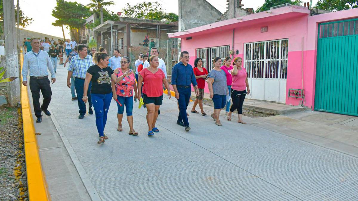 Vecinos de la colonia Mazatlán reciben calle pavimentada por el Gobierno Municipal