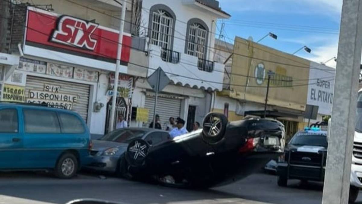 Vuelca vehículo sobre la avenida Gabriel Leyva al perder el control del volante en Mazatlán