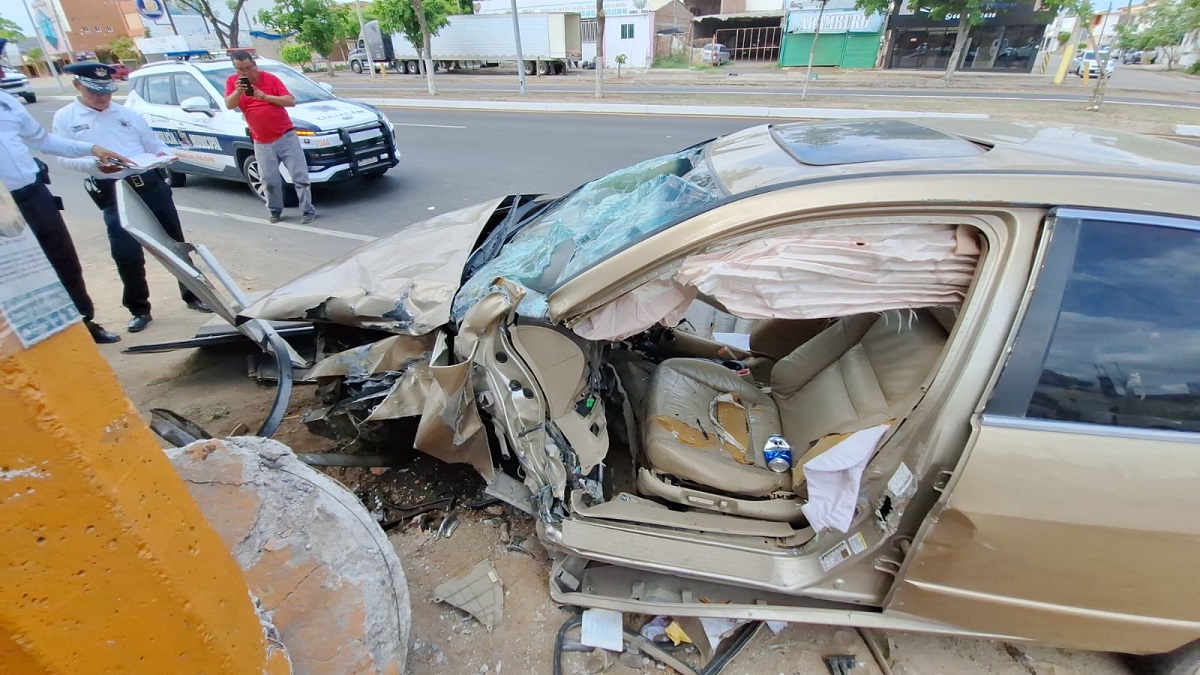 Chocan contra poste y quedan prensados en Culiacán