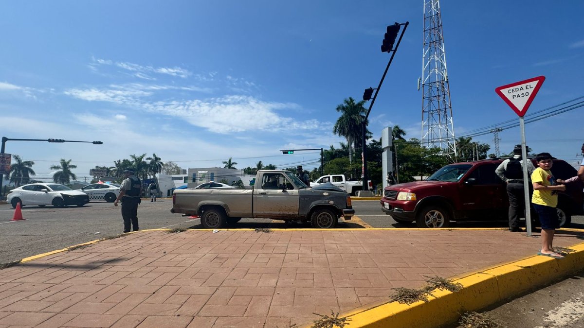 Se siguen registrando accidentes en el crucero de la salida norte de Guamúchil; chocan dos unidades