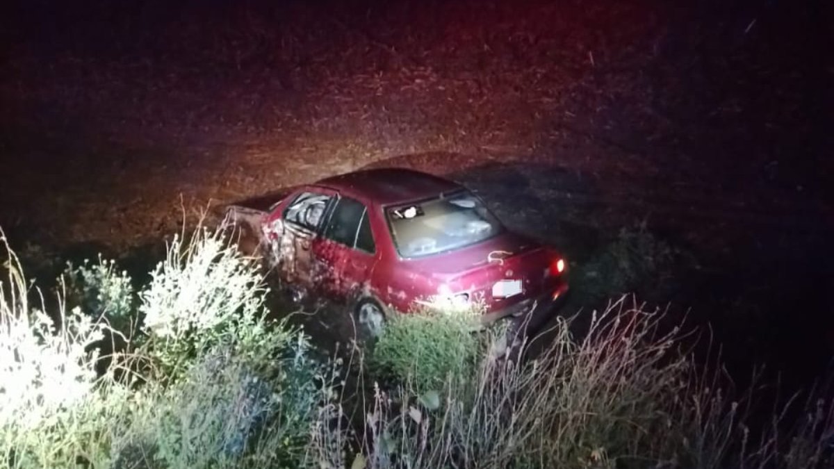 Choca contra barandal de protección por carretera Guasave Las Glorias y termina lesionado