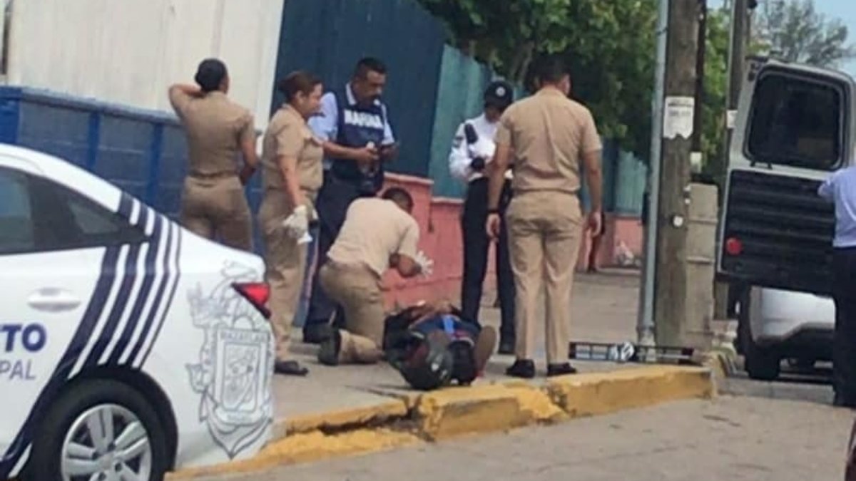 Automóvil derriba a motociclista en la avenida Ejército Mexicano en Mazatlán