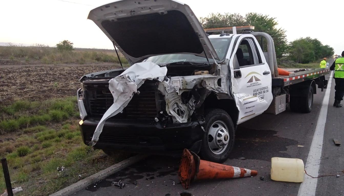 Aparatoso accidente sobre la maxipista Culiacán-Mazatlán deja solo daños materiales