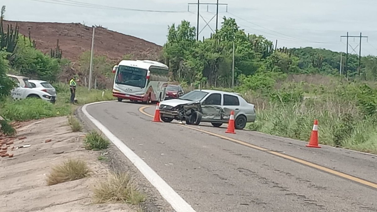 Vehículo y camión de volteo protagonizan accidente en la carretera libre Mazatlán-Culiacán