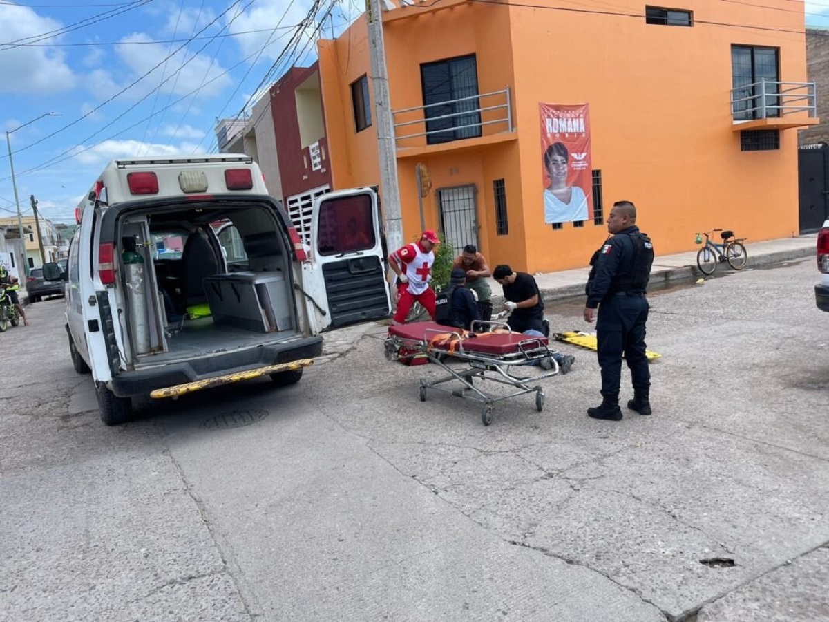 Jóvenes resultan lesionados al chocar contra vehículo en el centro de Escuinapa