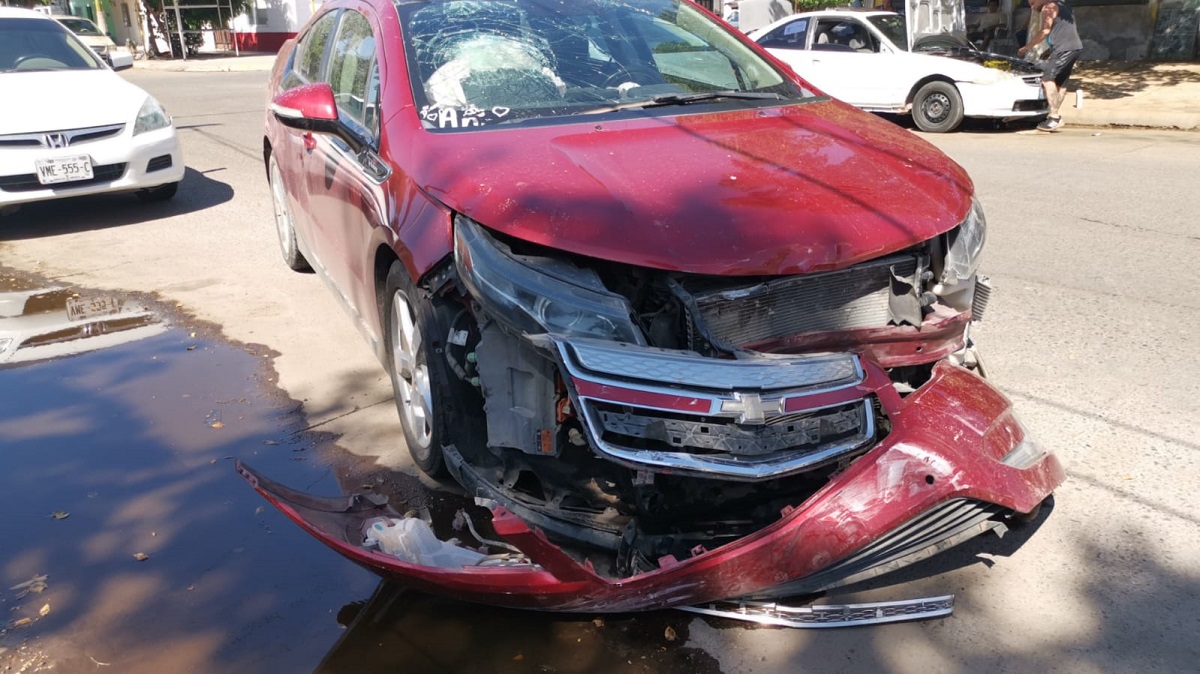 Accidente en el sector Centro de Los Mochis deja una joven lesionada y daños materiales