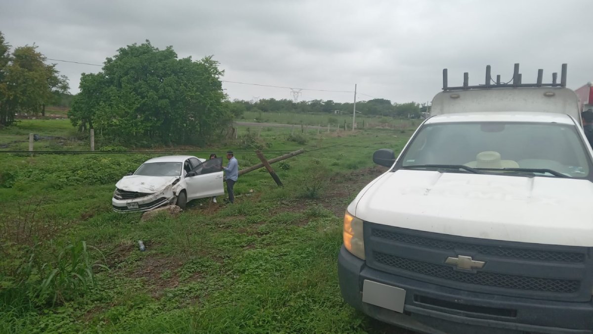 Pierde el control de su vehículo y se estrella contra poste de telefonía en Mazatlán
