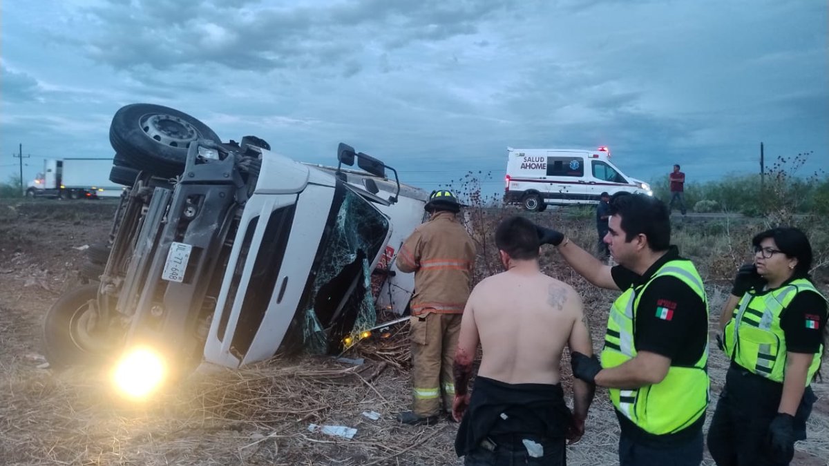 Tractocamión cargado de camarón vuelca en la México 15, justo en la sindicatura del Valle del Carrizo