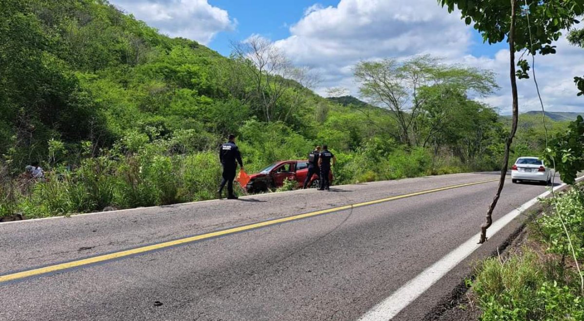 Familia sufre accidente vehicular sobre la carretera libre Mazatlán-Culiacán