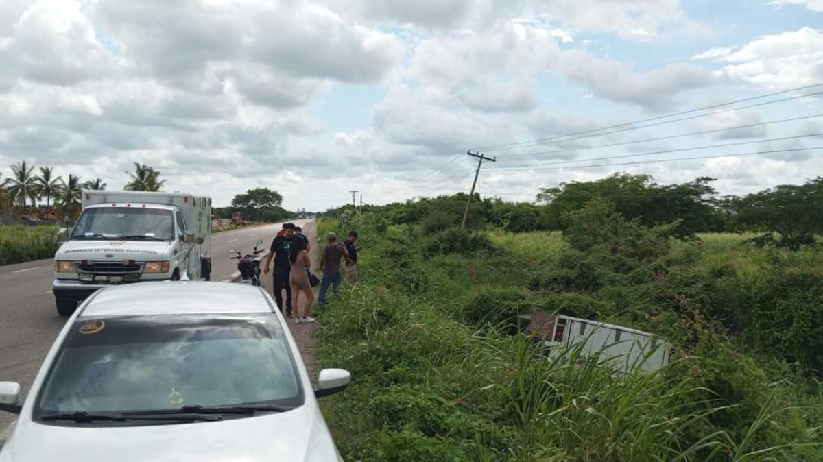 Se registra accidente tipo volcadura cerca de Villa Unión