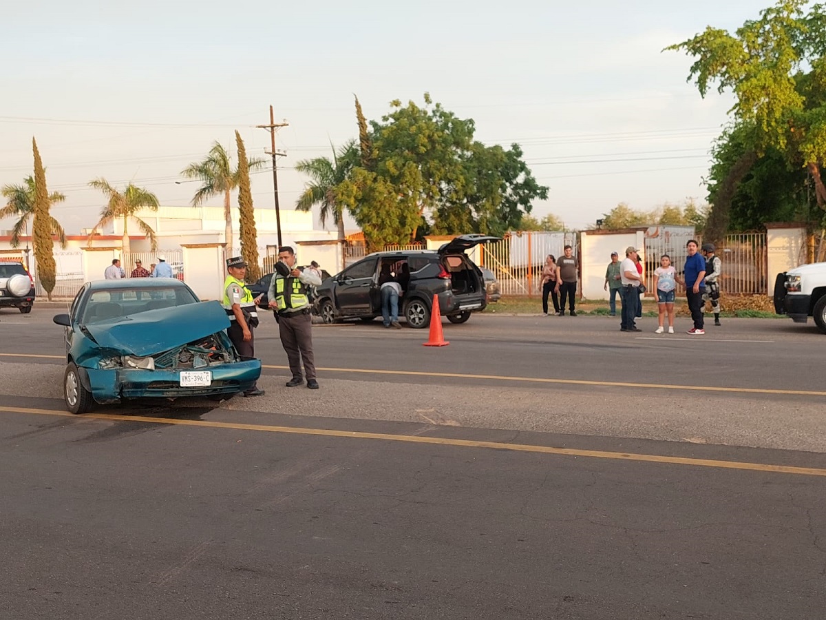 Accidente entre tres vehículos deja una mujer a herida a la salida norte de Guamúchil