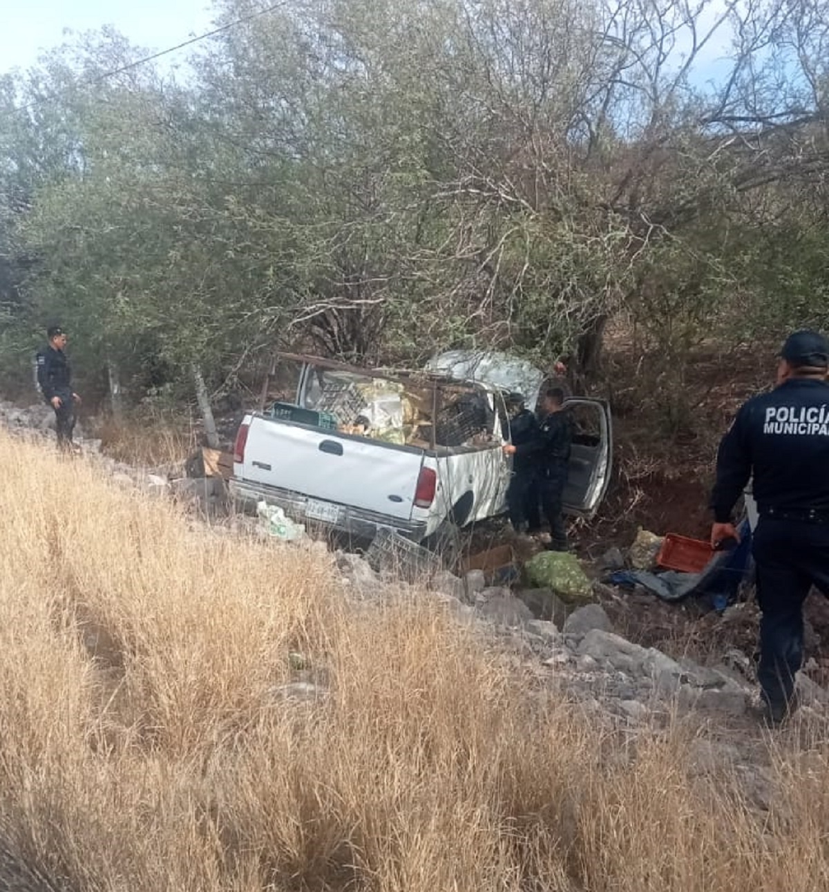 Conductor de una camioneta sufre accidente en los cerros de Barobampo, Ahome