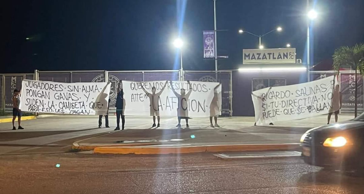 Aficionados del Mazatlán FC se manifiestan en El Encanto por malos resultados