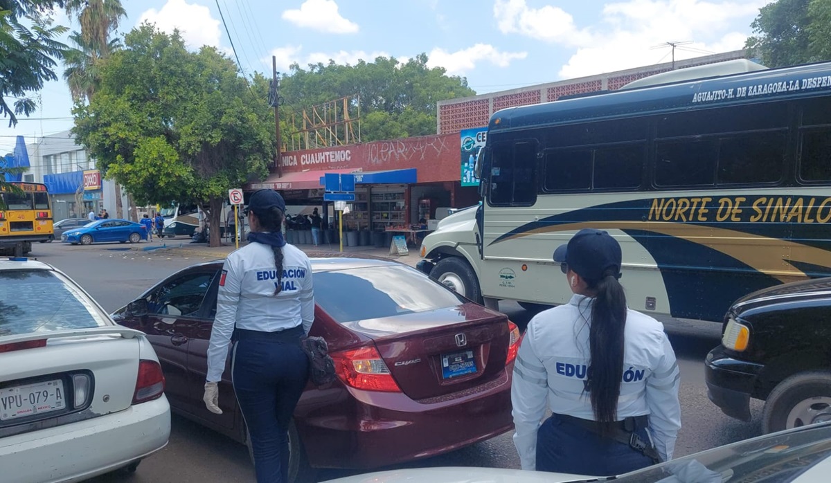 Agentes viales en Los Mochis toman medidas de prevención para mitigar el calor