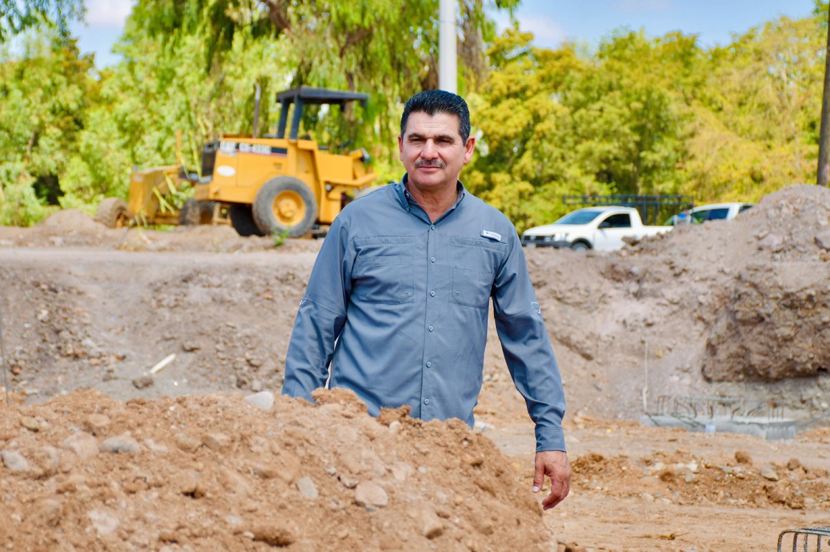 Alcalde de Salvador Alvarado supervisa avance en la construcción del Malecón del río Évora