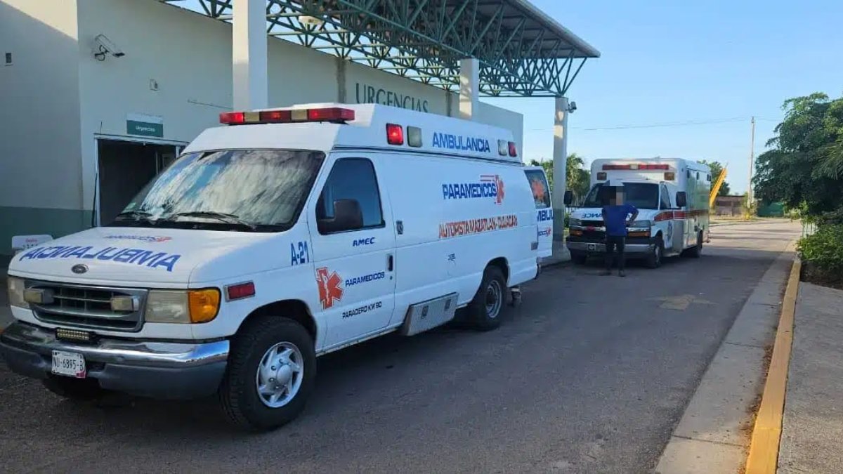 Motociclista choca contra tráiler y pierde la vida mientras recibía atención médica en Elota