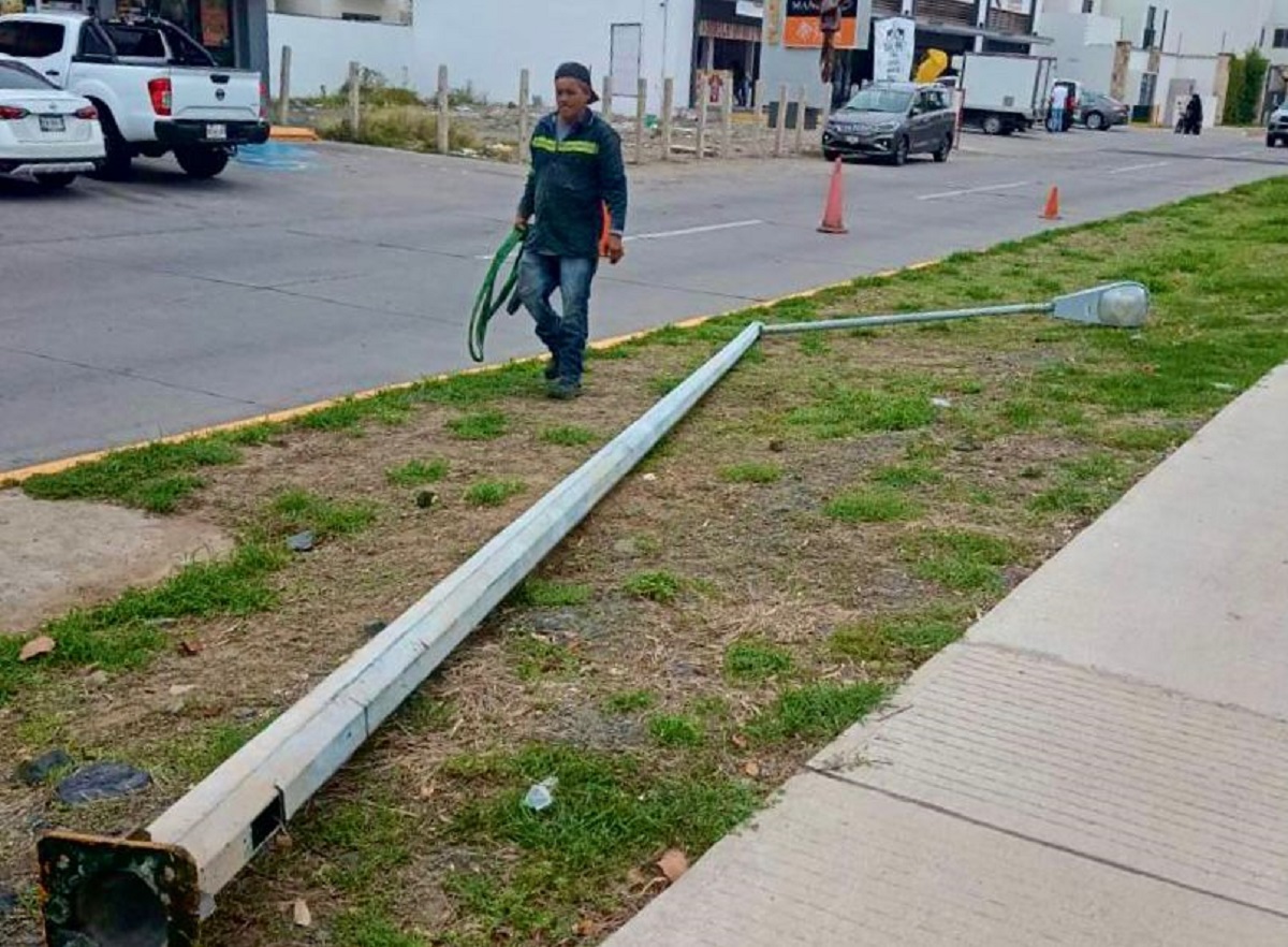 Se reubican 33 lámparas en la avenida Carlos Canseco en Mazatlán