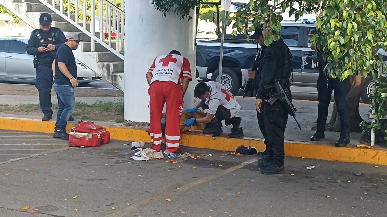 Encuentran a indigente golpeado frente a Forum Culiacán