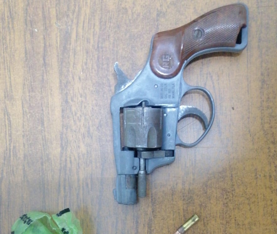 Detienen a un sujeto por agredir a una mujer y por posible portación de arma de fuego en Mazatlán