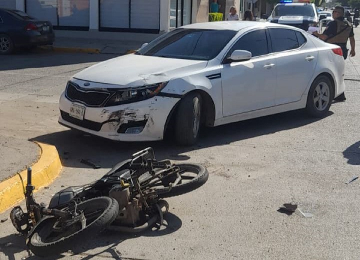 Por no hacer alto conductora atropella a un motociclista en Guasave y lo deja lesionado