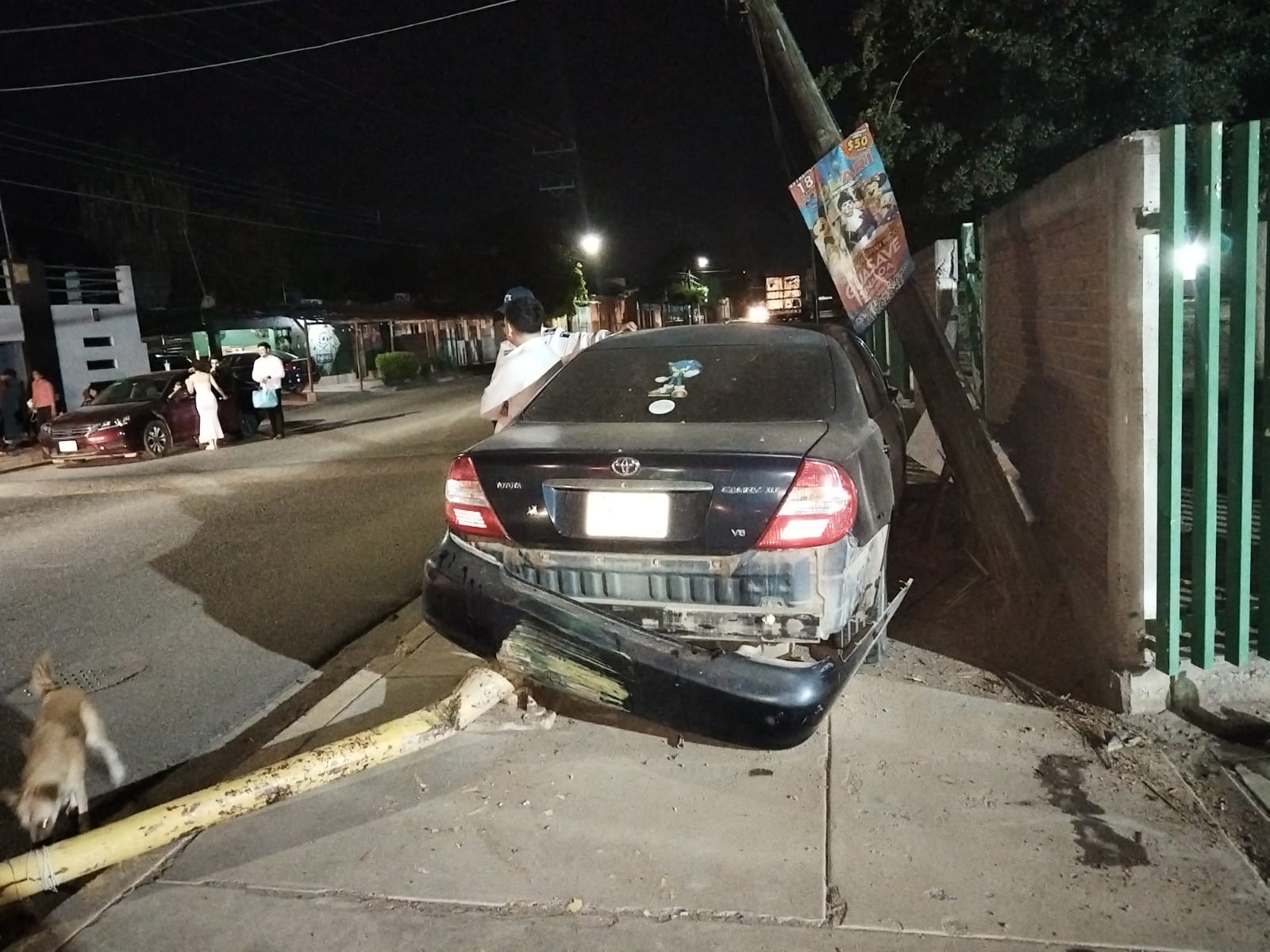 Choca contra barda de escuela, derriba arbotante y daña poste de telefonía en Callejones de Guasavito