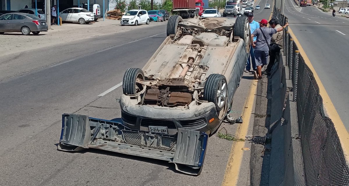 Automóvil se impacta contra tráiler y termina volcado en Mazatlán