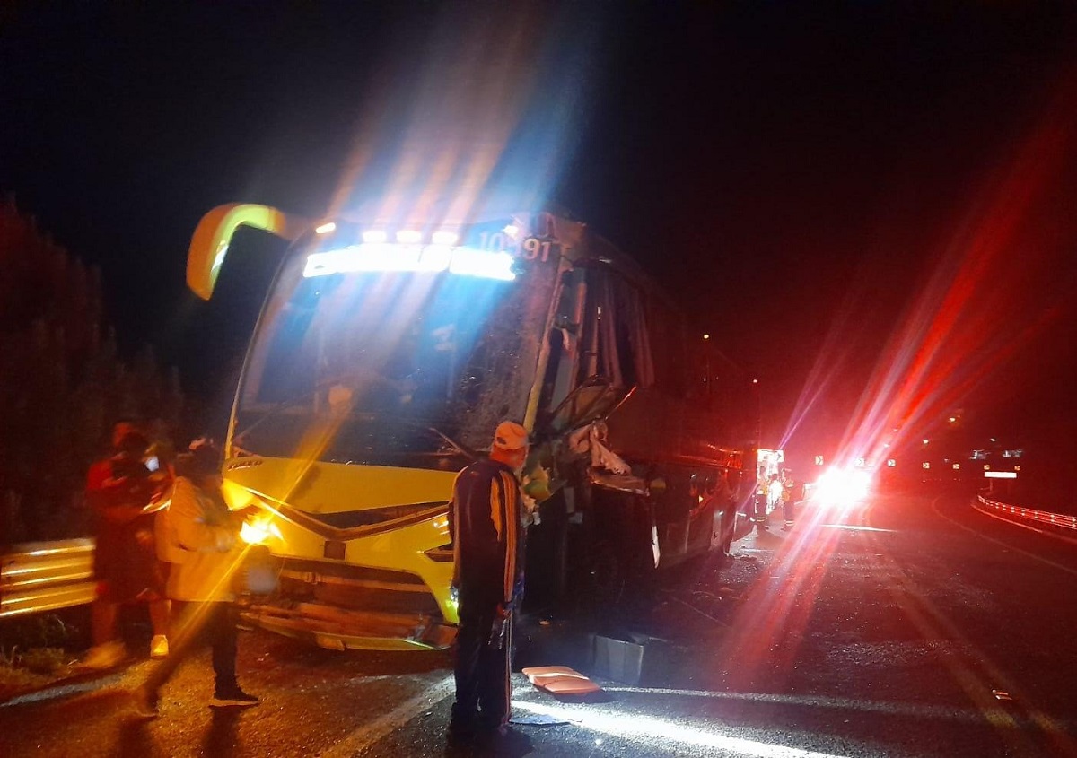 Choque por alcance entre autobús y tráiler deja a tres personas lesionadas en la Mazatlán-Durango
