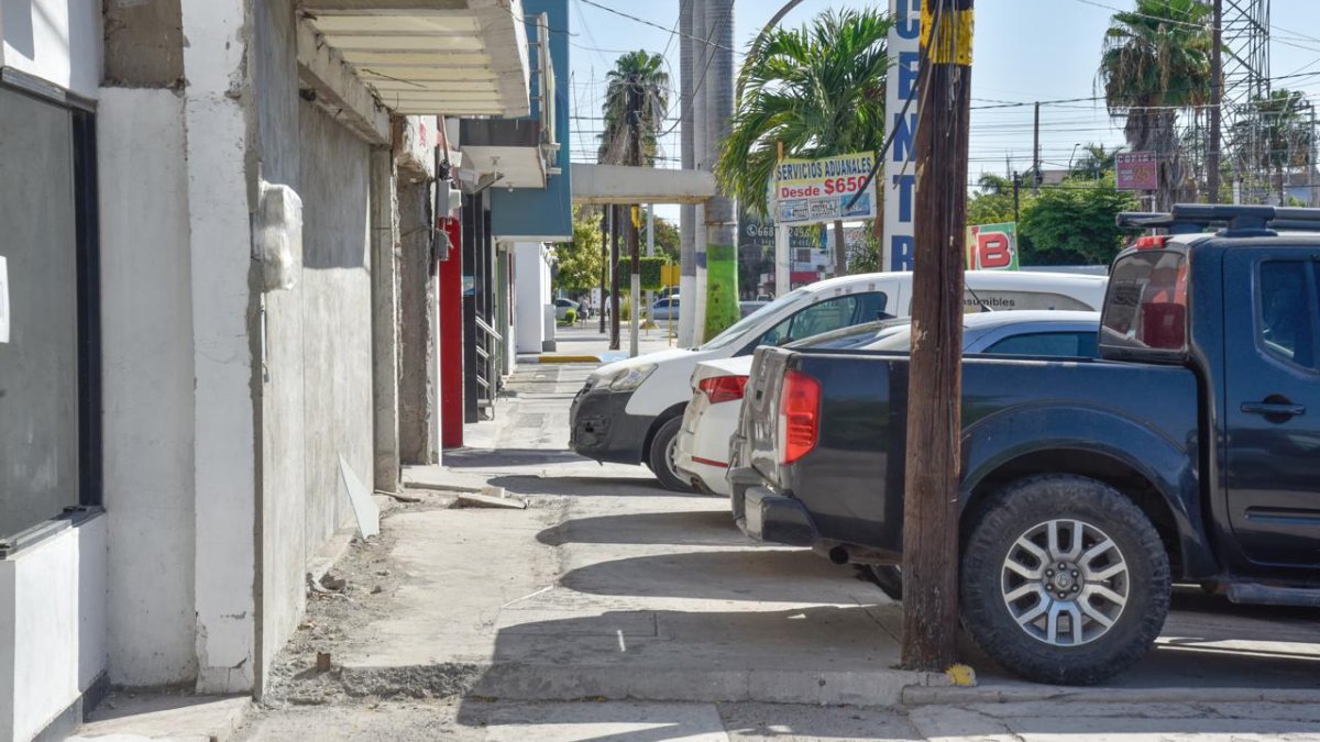 Aplican Ley Tránsito Municipal de Ahome, van contra acaparadores de banquetas, incluyendo comercios