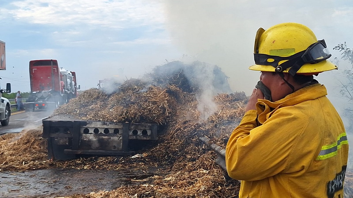 Se incendia tráiler cargado con pacas de pastura en Costa Rica ...