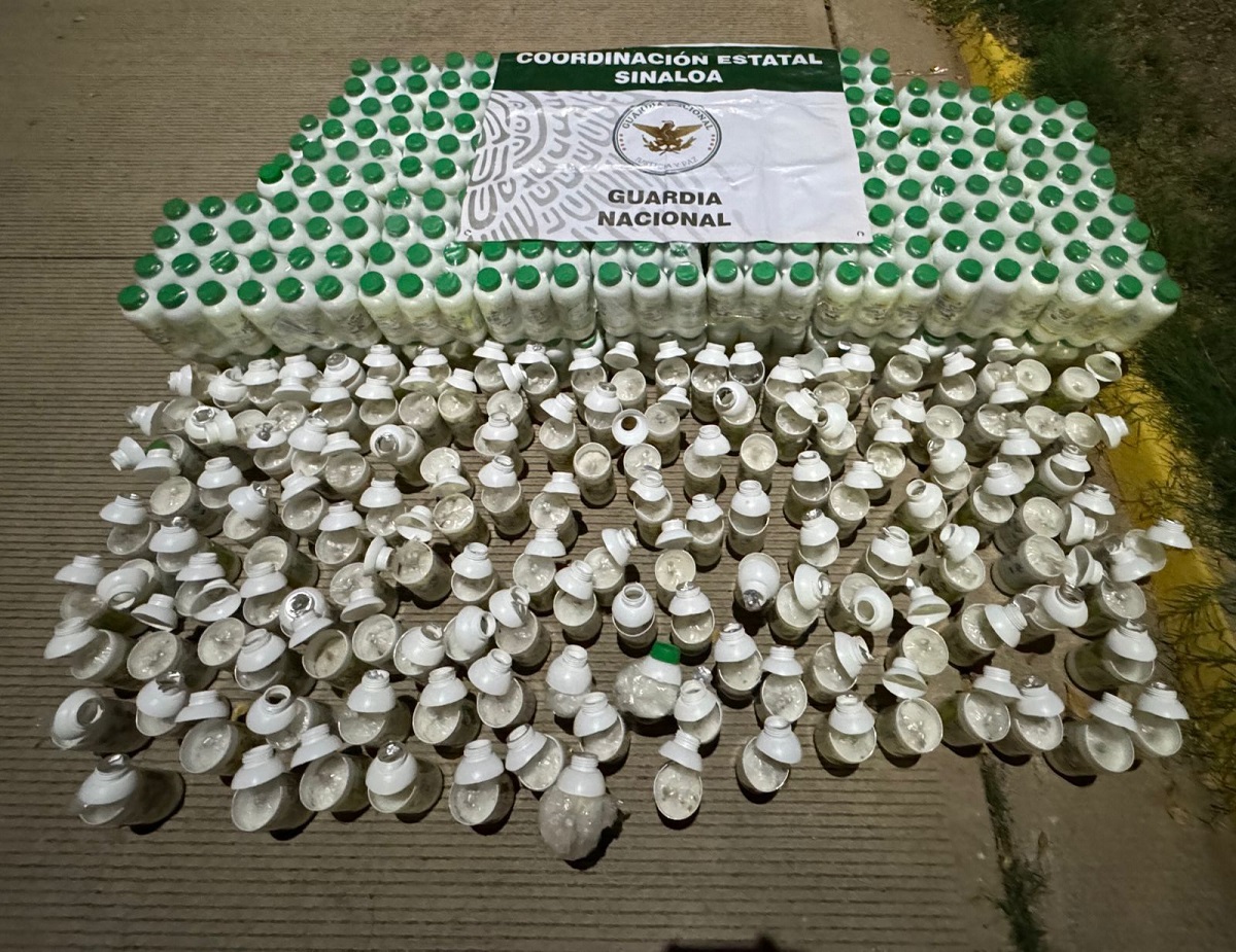 ¡Iban ocultas en 144 botellas de limpieza! Guardia Nacional asegura droga en paquetería de Culiacán