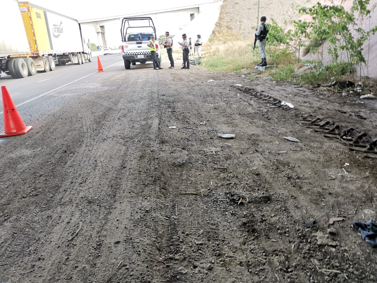 Ciclista cae del puente del distribuidor vial El Trébol en Los Mochis