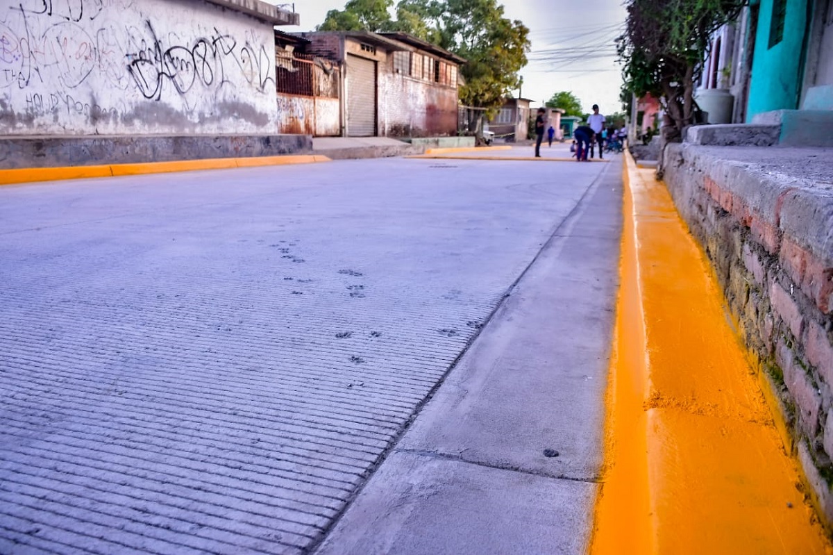 Estrenan calle pavimentada habitantes de la colonia Libertad de Expresión en Mazatlán