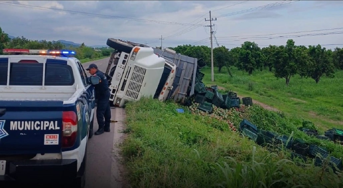 Vuelca camión cargado con toneladas de mango en Escuinapa