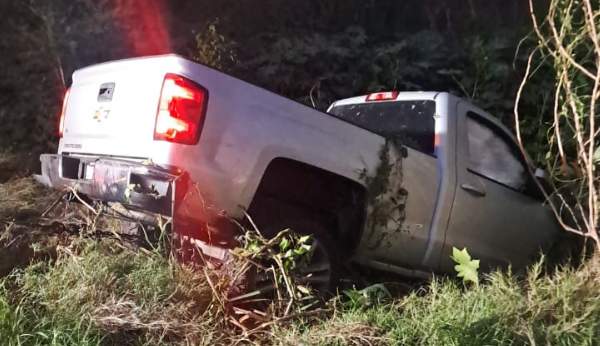 Camioneta provoca choque al invadir uno de los carriles de circulación de la carretera a Las Glorias