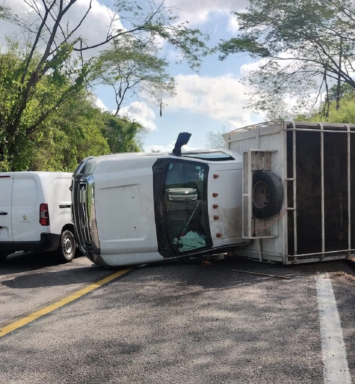 Camioneta ganadera se vuelca en una curva de la carretera Concordia – Villa Unión